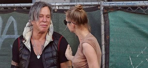 Mickey Rourke, l'ex sex symbol piange per strada: la baby-fidanzata lo consola [FOTO]