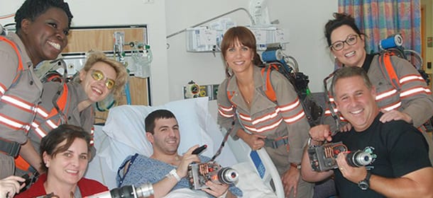 Ghostbusters 3: le acchiappafantasmi fanno visita ai pazienti di un ospedale [FOTO]