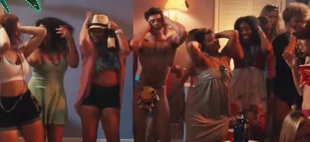 Dirty Grandpa: Zac Efron balla la macarena nudo nel nuovo trailer vietato ai minori