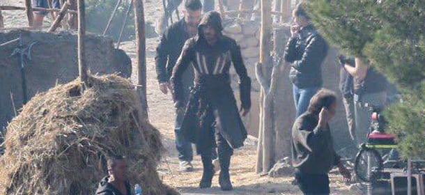 Assassin’s Creed: le foto di Michael Fassbender sul set scaldano gli appassionati