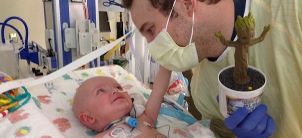 Chris Pratt fa visita ai bimbi di un ospedale pediatrico di Seattle con Baby Groot