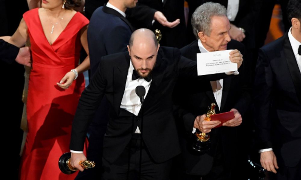 Oscar 2017, sul palco la busta sbagliata: "Ha vinto La La Land? No, Moonlight" [VIDEO]