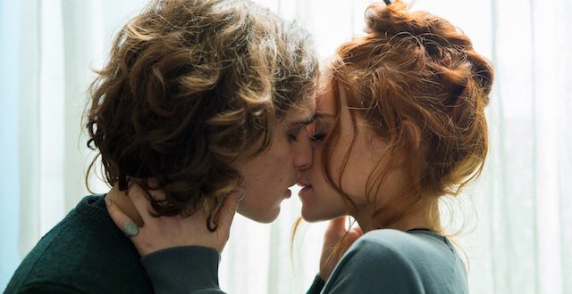 Un Posto al Sole: scatta il bacio tra due giovani protagonisti [FOTO]