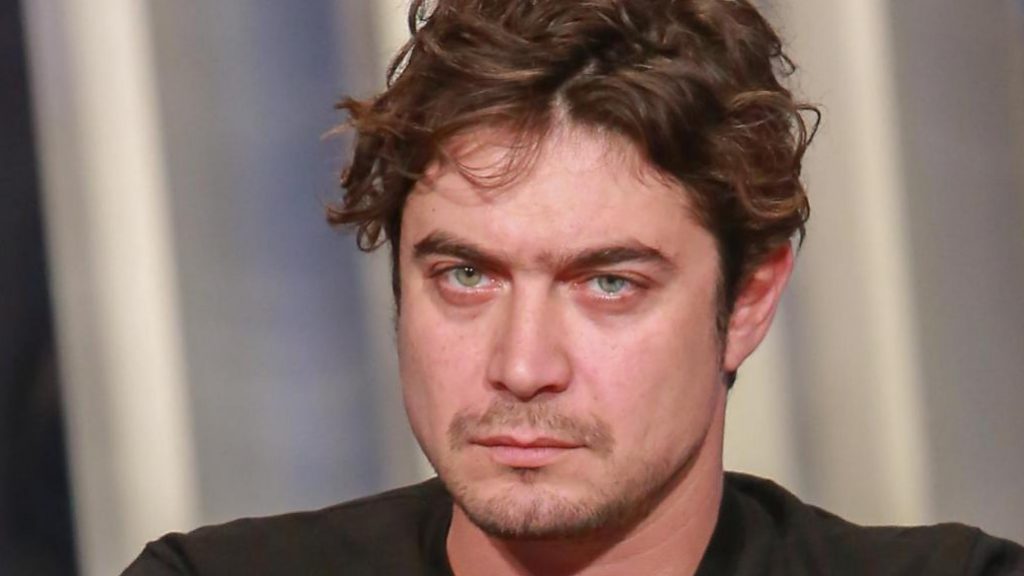 Riccardo Scamarcio risarcito dopo esser stato picchiato. Ecco cosa è successo.