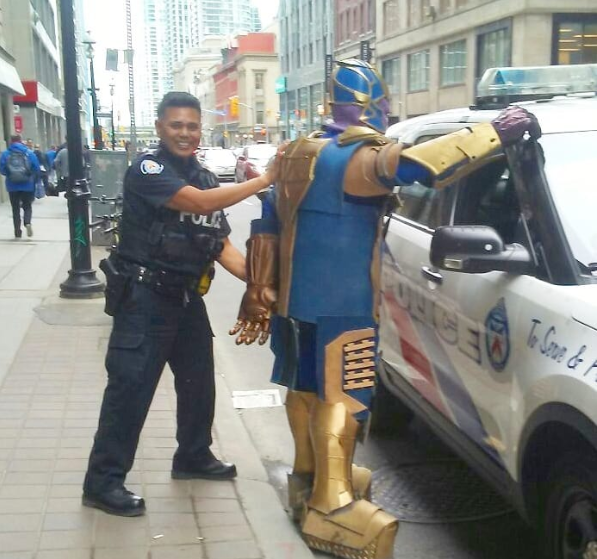 Avengers: Thanos arrestato dalla polizia a Toronto. La foto virale [FOTO]