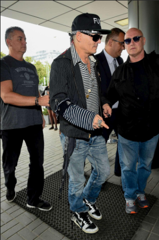 Johnny Depp cancella ogni apparizione in pubblico, il sospetto sul suo stato di salute cresce [FOTO]