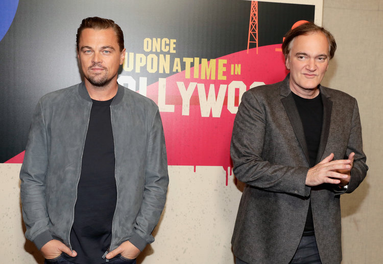 Brad Pitt e Leonardo DiCaprio sul set dell'attesissimo film di Quentin Tarantino [FOTO]