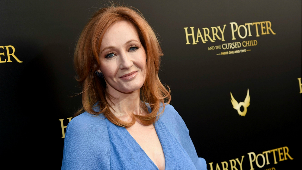 L’autrice di Harry Potter, JK Rowling annuncia su Twitter di aver finalmente terminato lo script del terzo capitolo di Animali Fantastici