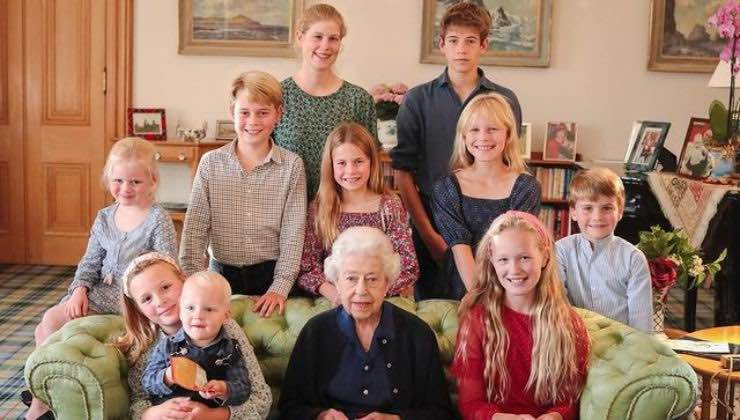 regina elisabetta con nipoti e pronipoti