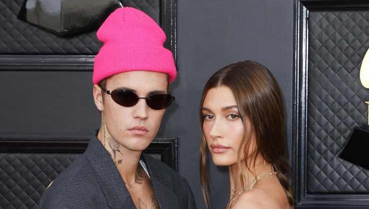 Justin Bieber abbraccia sua moglie Hailey
