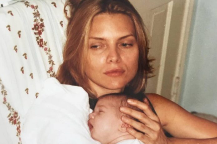Michelle Pfeiffer con la figlia appena nata