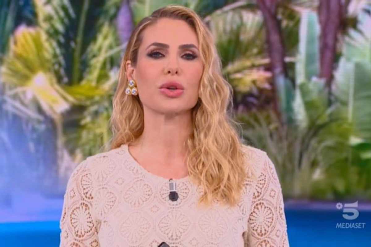 Ilary Blasi negli studi de L'Isola dei Famosi