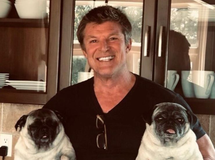 L'attore Winsor Harmon con i suoi due cani in braccio