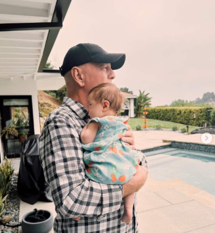Bruce Willis con in braccio la nipote