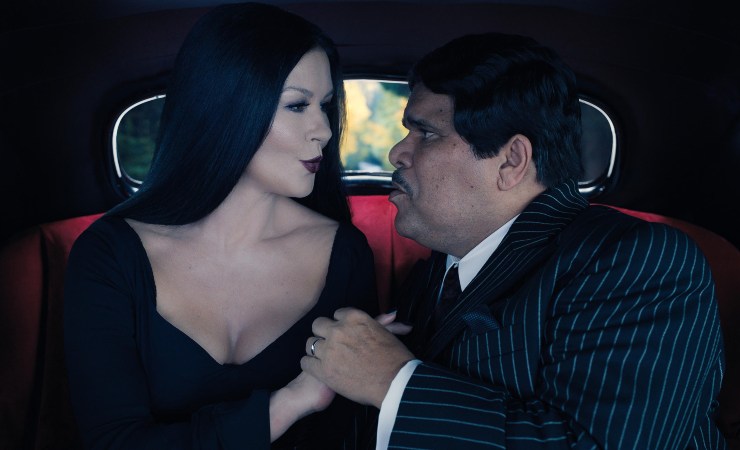 Catherine Zeta-Jones (Morticia Addams) e Luis Guzmán (Gomez Addams) sono i genitori di Mercoledì