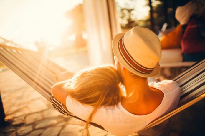 coppia che si rilassa al sole commedie romantiche ambientate d'estate