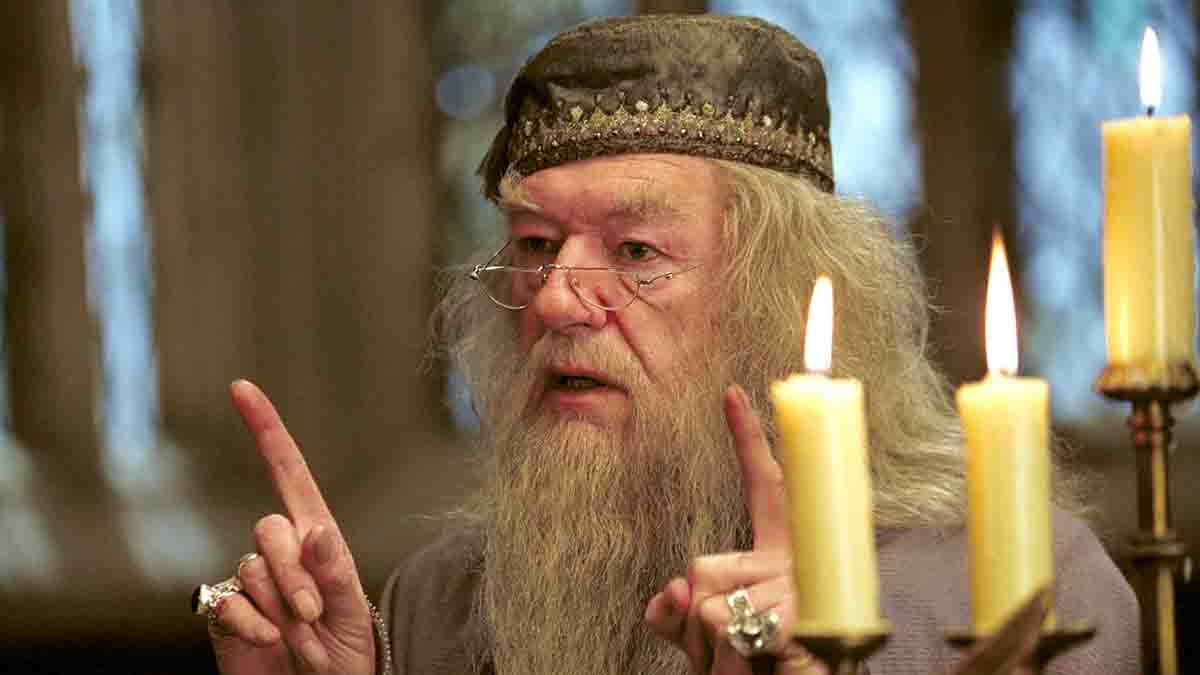 Gambon nei panni di Albun Silente, interpretato in sei degli otto film di Harry Potter