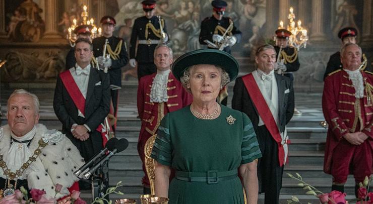 per migliorare l'ascolto in inglese si può guardare the crown