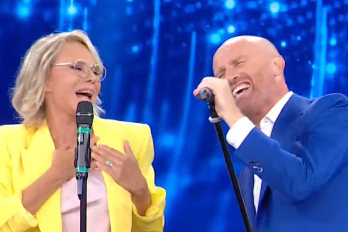 Maria De Filippi canta con rudy