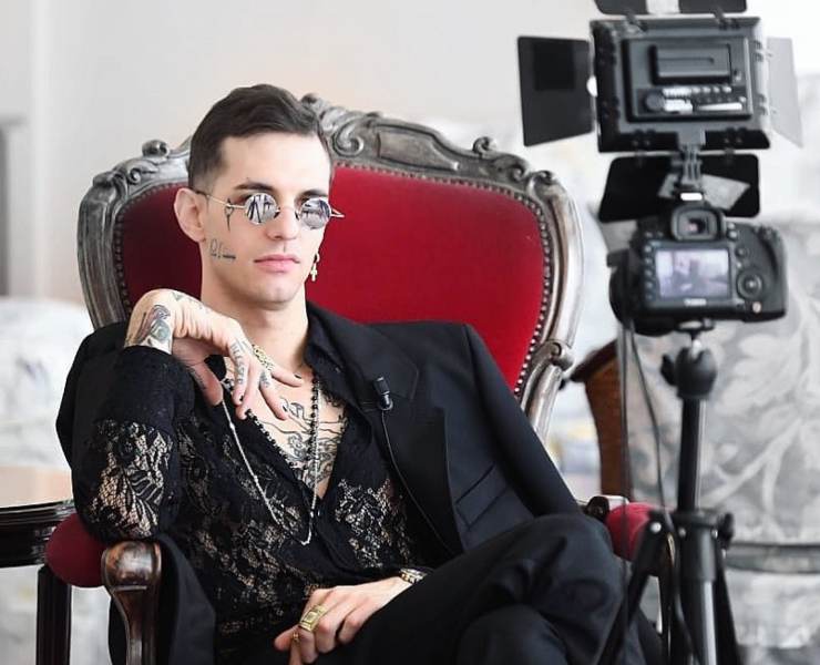 L'icona glam e rockstar Achille Lauro