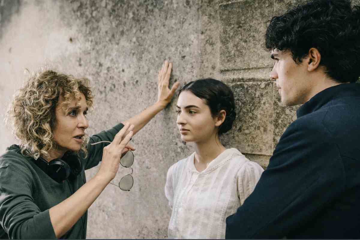 La storia personale di Valeria Golino è altrettanto affascinante e complessa. Nata a Napoli, città di origine paterna, ha trascorso l’infanzia tra Grecia e Italia,