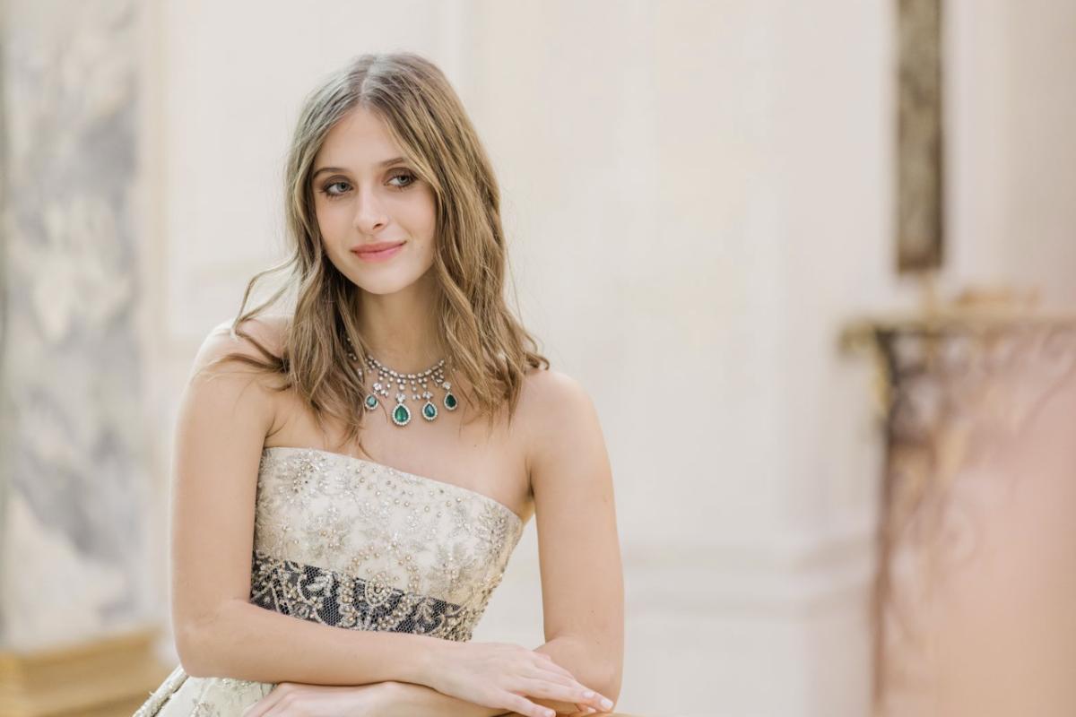 Lucia Ponti, oltre a essere la portavoce di un’eredità artistica di prim’ordine, incarna anche la nuova visione di giovani donne che