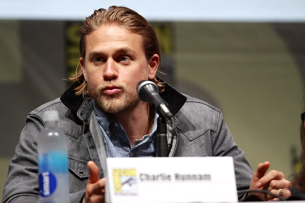 Charlie Hunnam in Monster: il metodo attoriale per interpretare Ed Gein